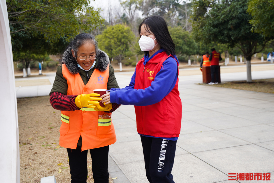 致敬劳动者初中生志愿者帮环卫工人清扫公园