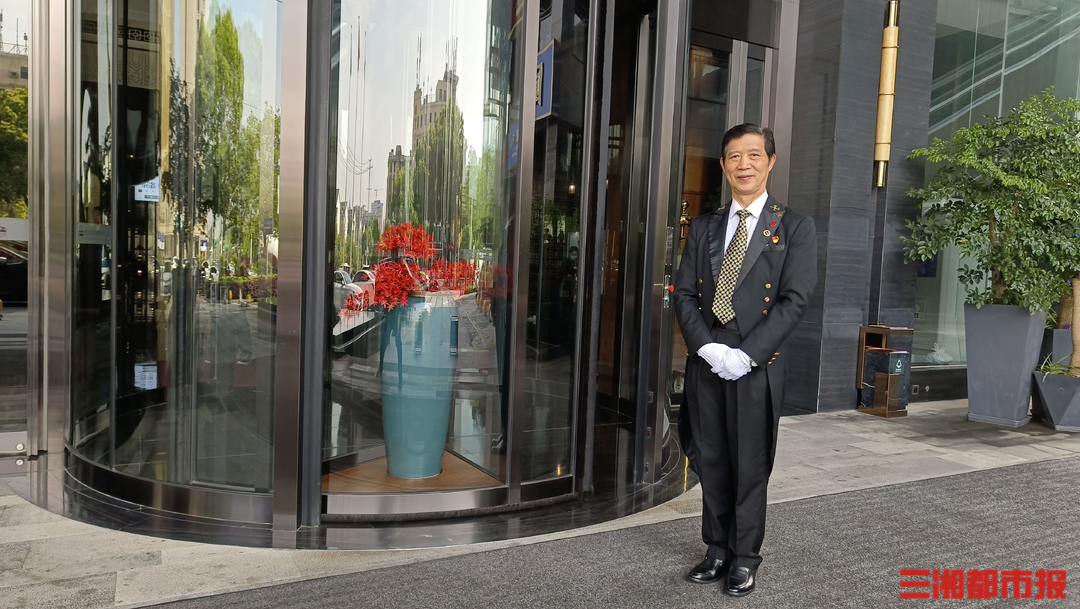 掌握5国问候语，72岁长沙大爷是“酒店门童”也是“微笑大使” - 城事 - 新湖南