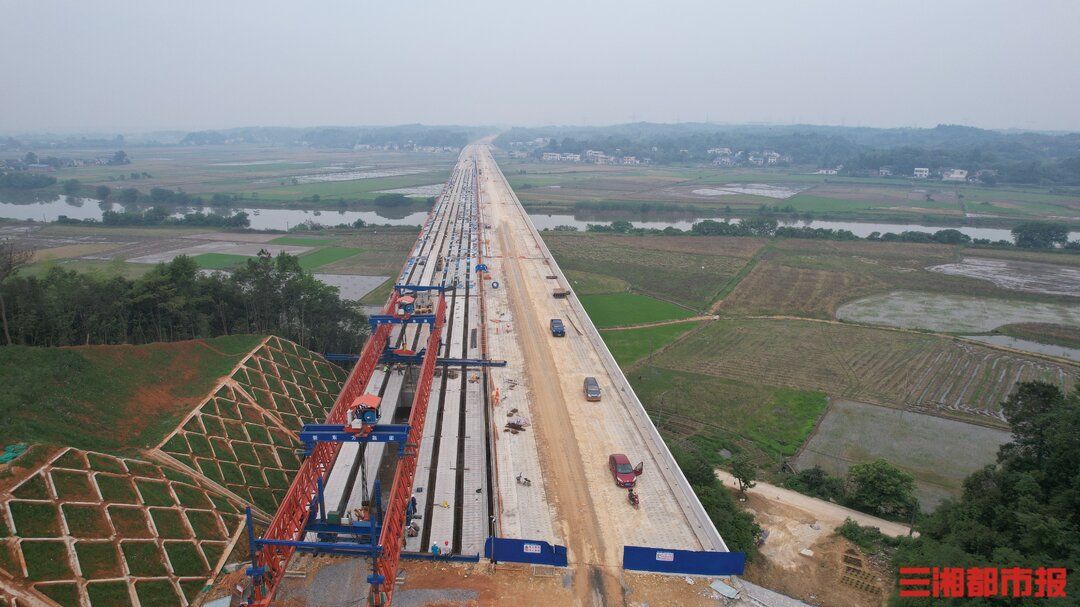 醴娄高速涓水特大桥全幅贯通