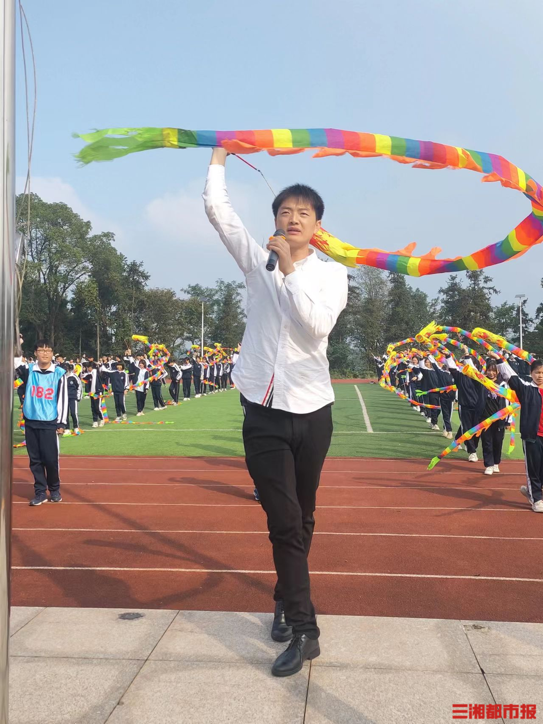 村校校长带领全校舞起200条中国龙，想让学生“飞”向更大舞台