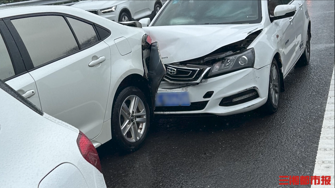 雨天未保持安全车距,小车追尾前车致三车连环相撞-三湘都市报