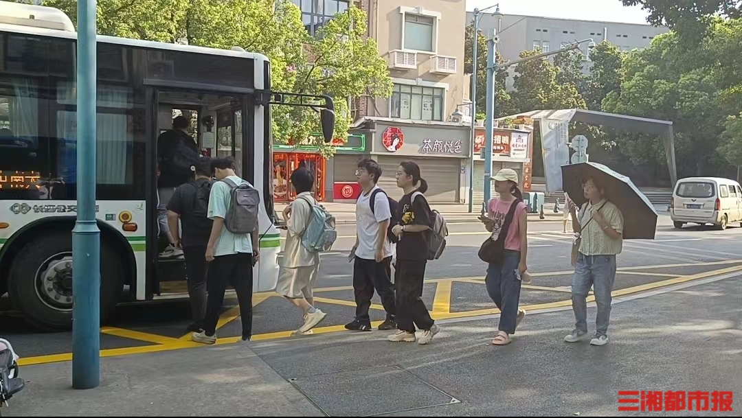 大学生自觉排队百米等公交 - 城事 - 新湖南