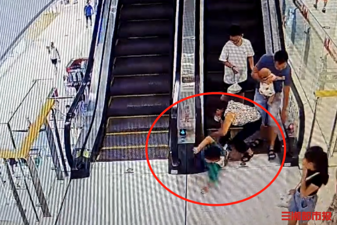 穿“洞洞鞋”搭乘自动扶梯，5岁男童被“咬脚”