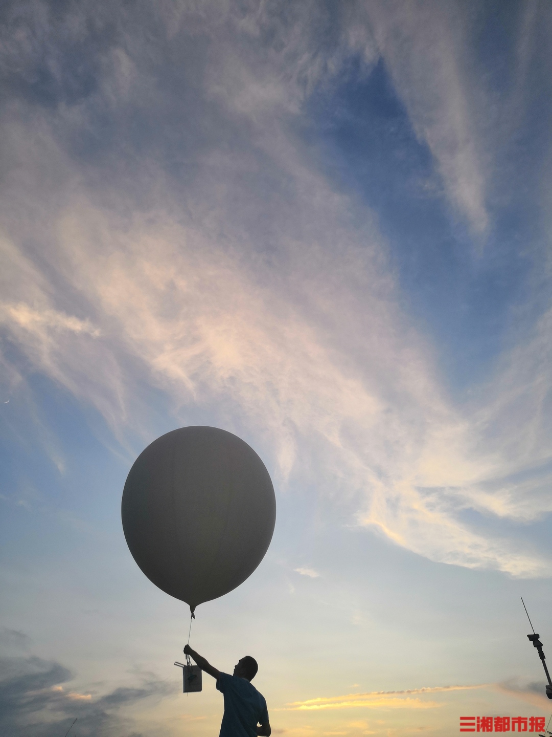 大气球万米高空“把脉”天气 - 经济要闻 - 新湖南