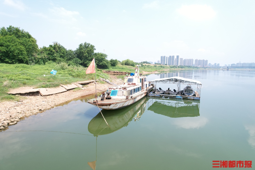 影响河道行洪安全，湘江株洲段有艘赶不走的“公益船”