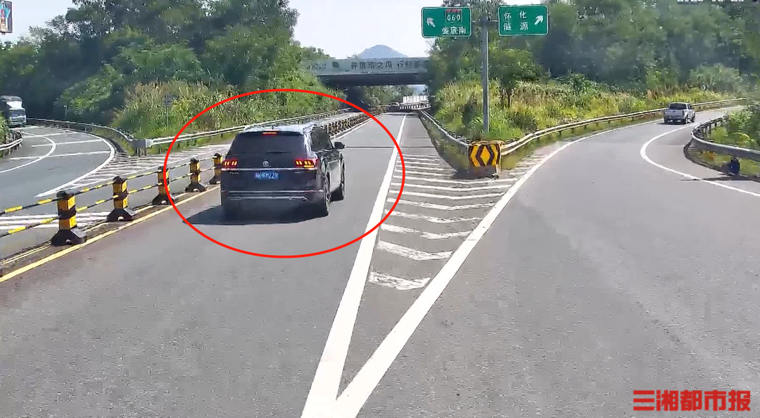 司机高速上违法倒车，没想到警车就在身后