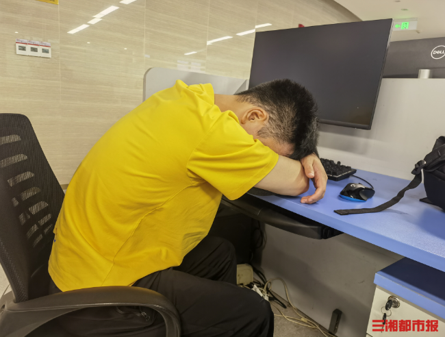 趴桌午睡上热搜,专家提醒小心健康风险-三湘都市报