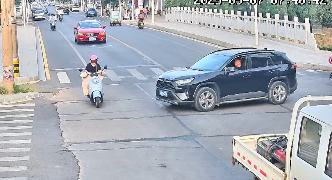 小车撞倒电单车推行数米-三湘都市报