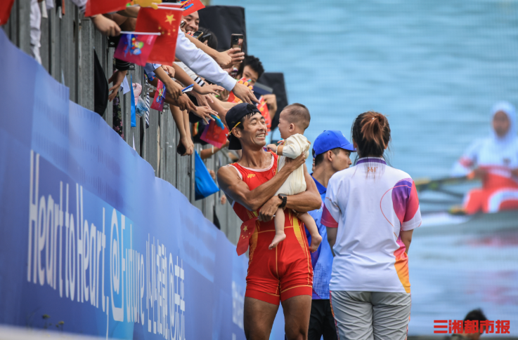 范俊杰夺冠后拥抱幼子 - 看台 - 新湖南