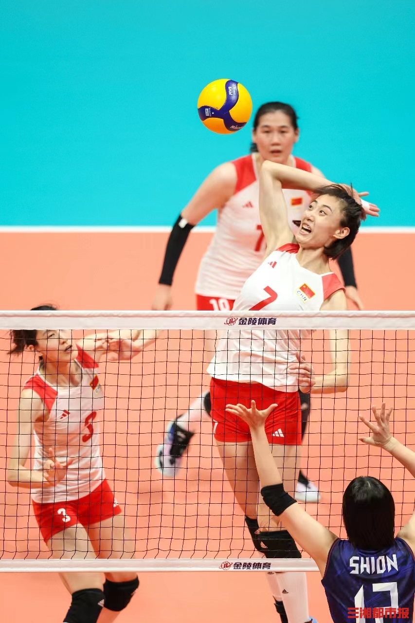 10月7日,杭州亚运会女子排球决赛现场,中国女排对战日本女排,以3比0拿