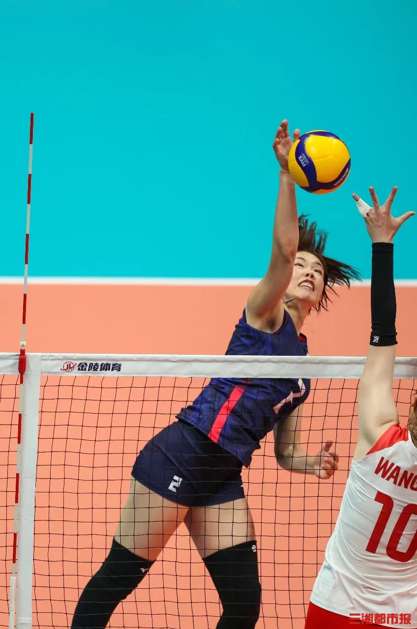 10月7日,杭州亚运会女子排球决赛现场,中国女排对战日本女排,以3比0拿