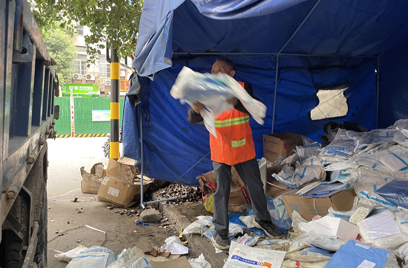 数百套防护服随意堆放街边帐篷  记者调查：堆放长达10个月，多数已污损