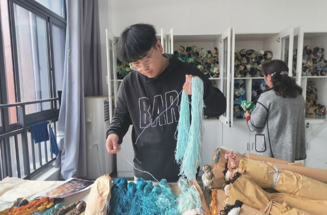 喜爱湘绣，“00后”西北小伙绣出漫天烟花图