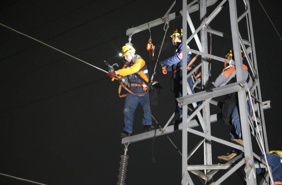 新春走基层丨冬夜中的“凌空舞者”，在20余米高空上助力春运暖寒冬