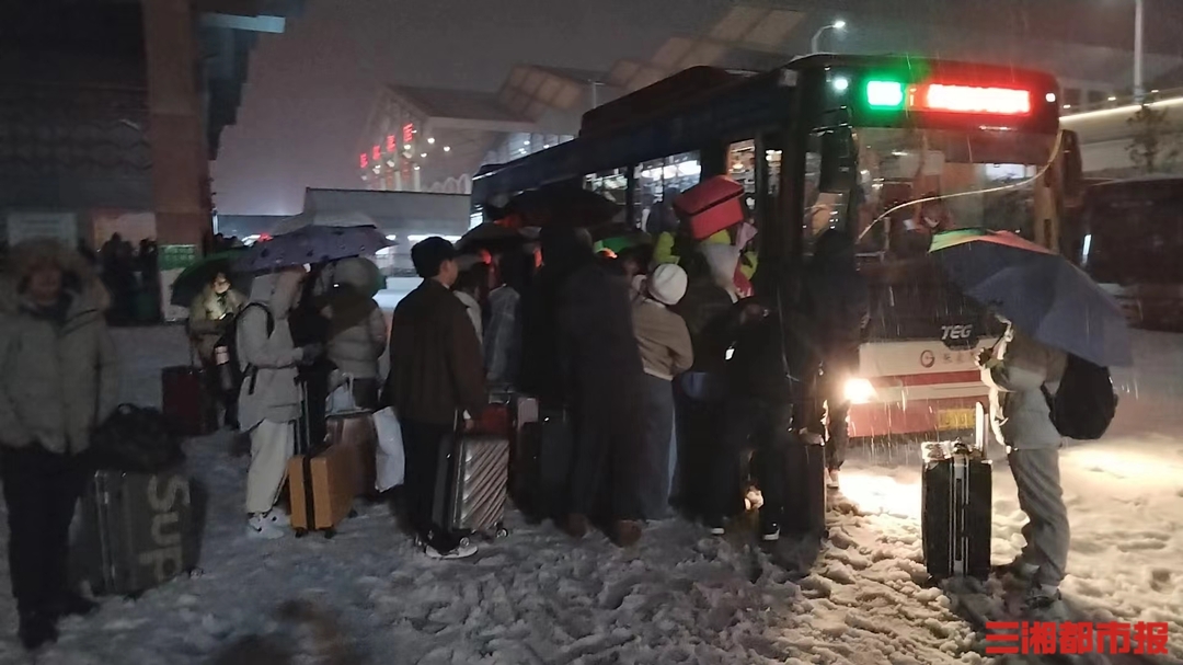 温暖回家路丨列车集中晚点，3000旅客无人滞留车站