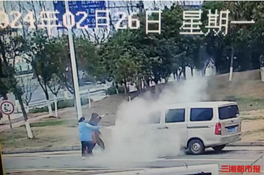 20秒！加油站员工上演“教科书式”灭火