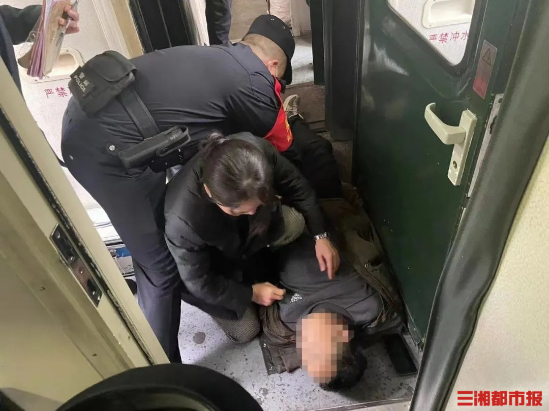 26℃丨男子列车上突发疾病，乘警与医生接力救人