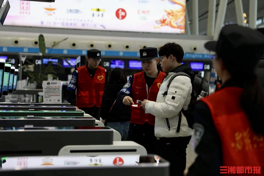 内旅客渐渐多了起来,长沙黄花机场派出所民警梅万翔正和同事一道巡逻