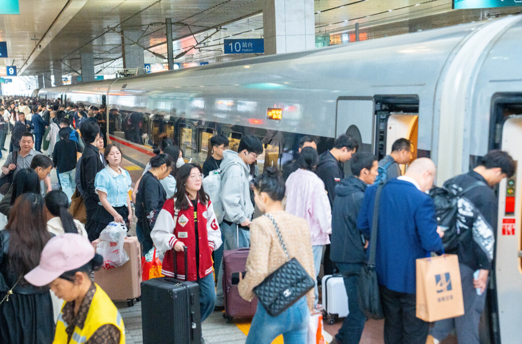 创历史新高！清明假期首日长沙南站发送旅客20.97万人