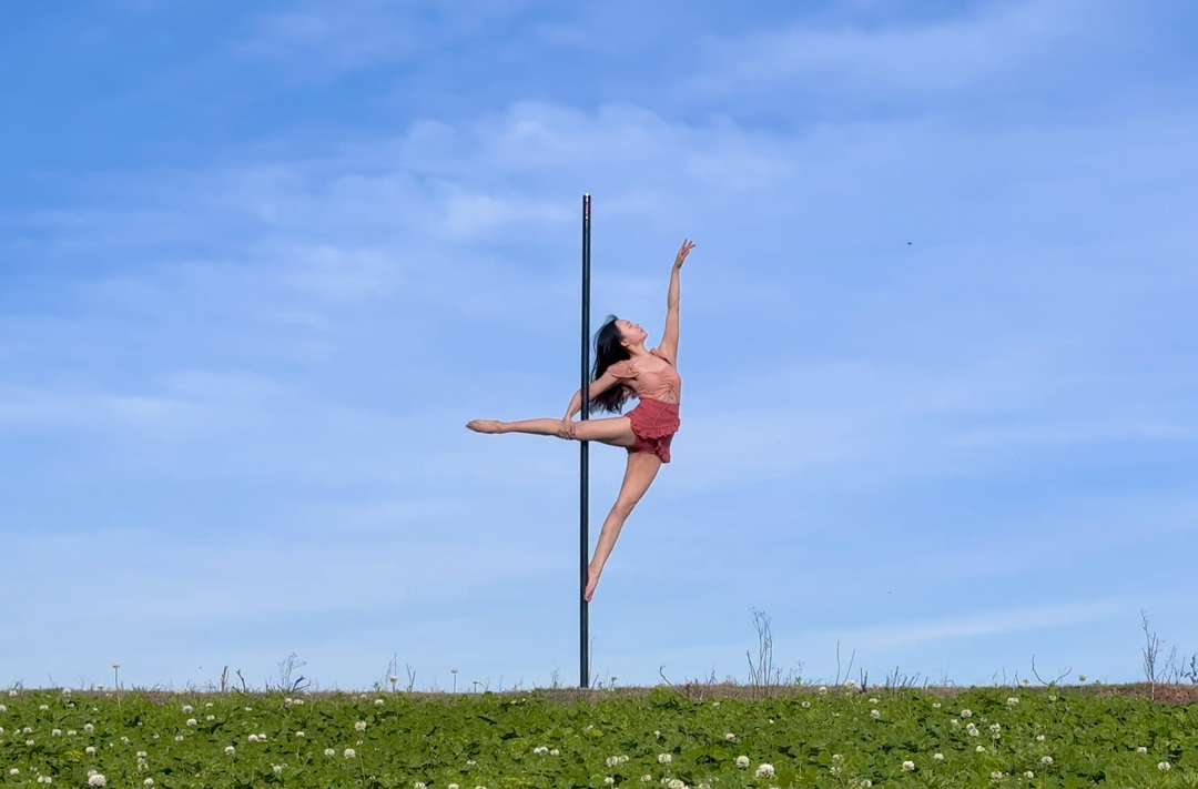 蓝天下起舞，她跳出最浪漫的钢管舞