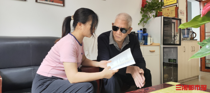 帮着残疾群体“找出路”，62岁失明老人把自己活成一束光