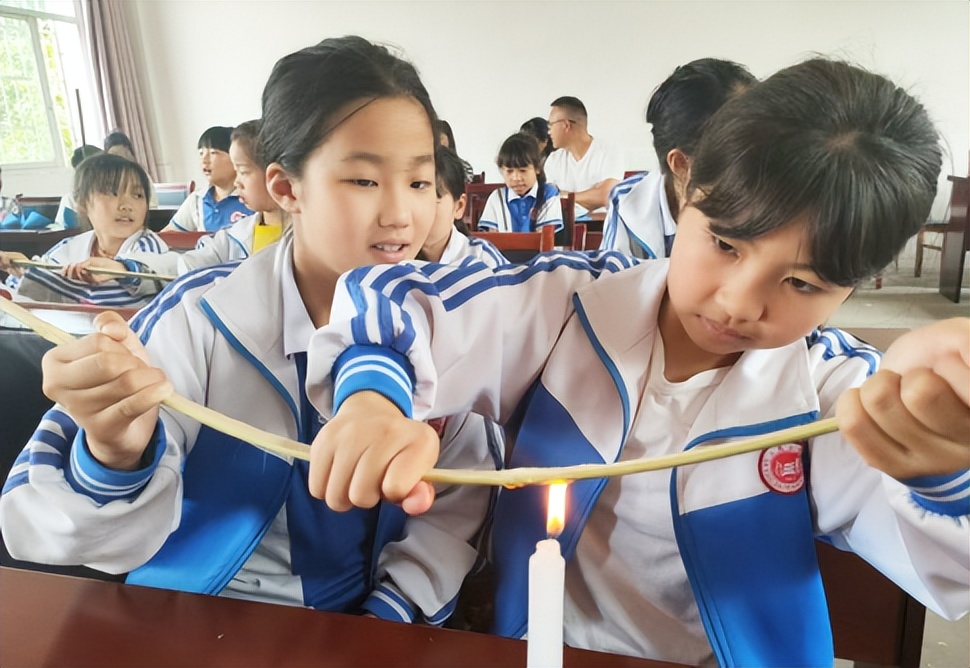 怀化沅陵：传承中华文化 小学生乐作“纸龙舟”