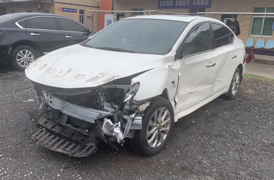 小车强行变道超车，被货车撞上推行百余米