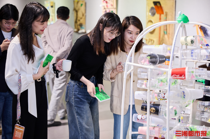 废弃奶茶杯变艺术作品,这个有趣的展览让你了解“非塑料关系” - 今日关注 - 湖南在线 - 华声在线