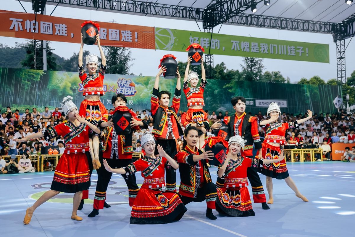 在"快手村ba"这一篮球盛宴上,四川大凉山黑鹰少年篮球队也来到现场,和