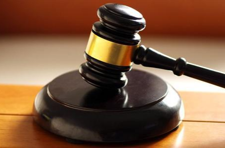 男子一人饰多角诈骗企业6万余元获刑