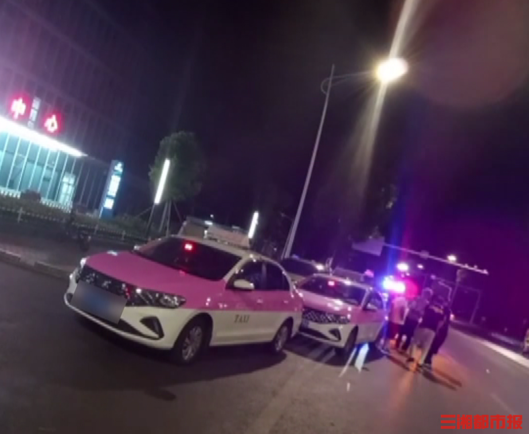 网约车司机开车看导航，连撞两辆出租车