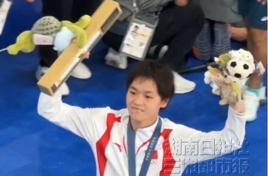 犇向巴黎丨全红婵的独有时刻——看台上下起“娃娃雨”，婵宝一个不漏地全捡走了