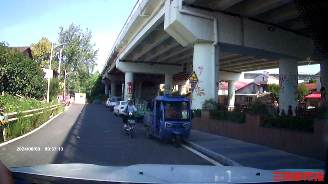 将违停车看成逆行车，女司机一紧张撞上了
