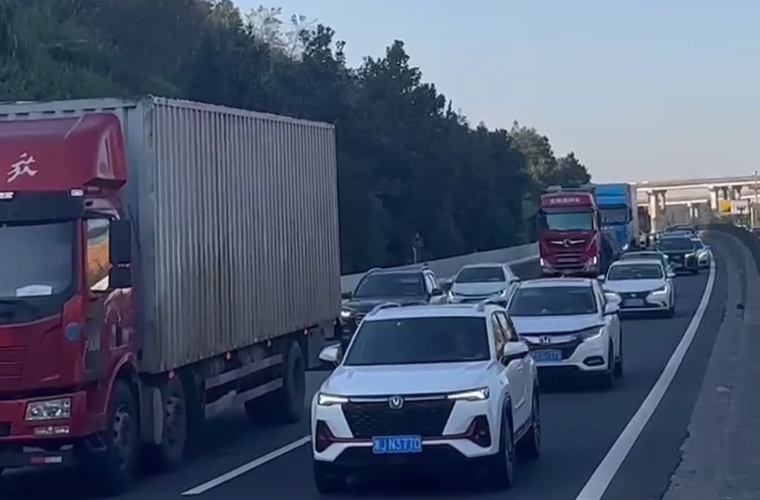 假期车流量大，高速交警无人机处理事故