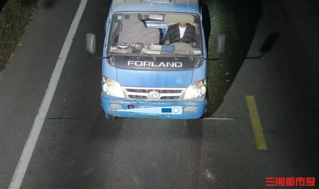 嫌疑人跳水逃跑，岳阳民辅警水中抓人