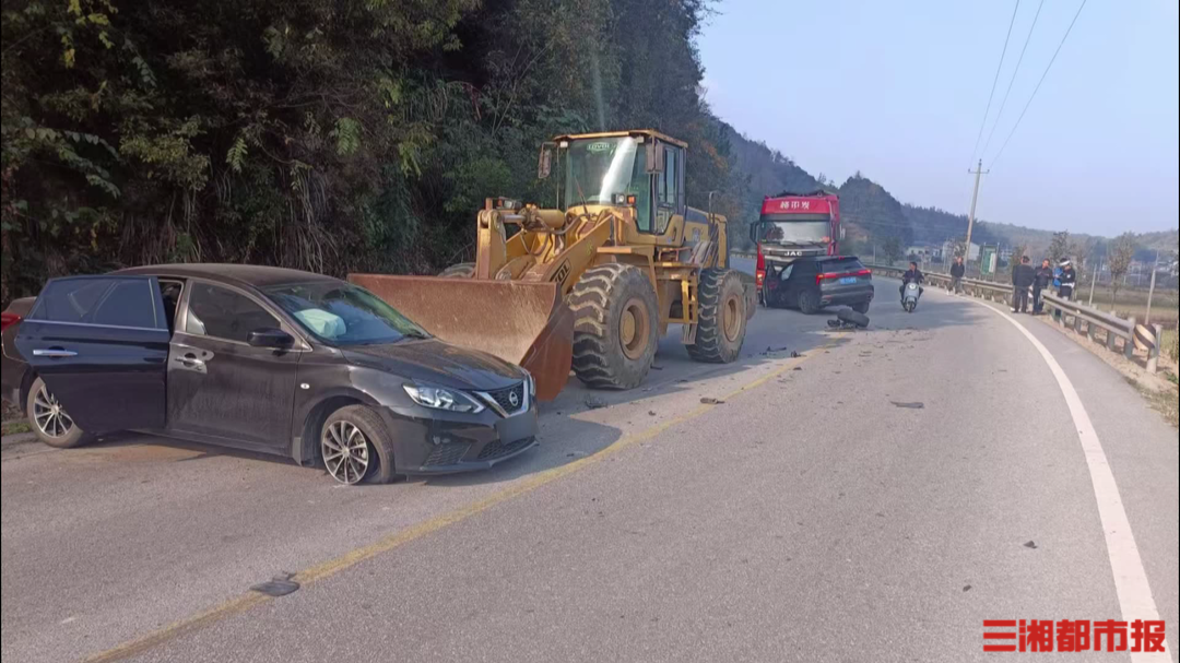 小车弯道强行超车，致四车相撞