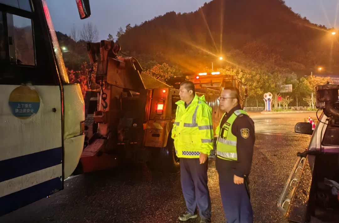 26℃｜29名旅客滞留高速，高速人员雨中平安转移