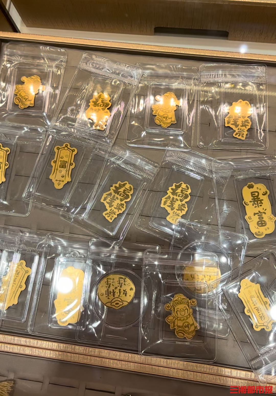 杏彩体育官网给手机贴个金！年轻人带火“黄金手机贴” 提醒：注