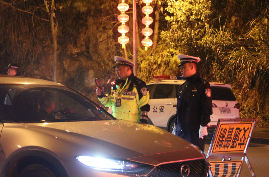 酒后在小区里挪车被吊销驾驶证，司机把交警告了