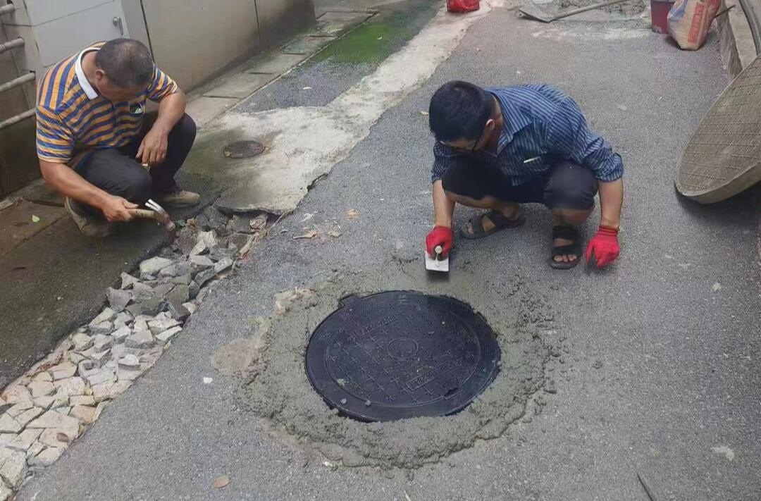 小区大事｜2岁娃小区内玩耍坠入下水井，法院：家长自担25%责任