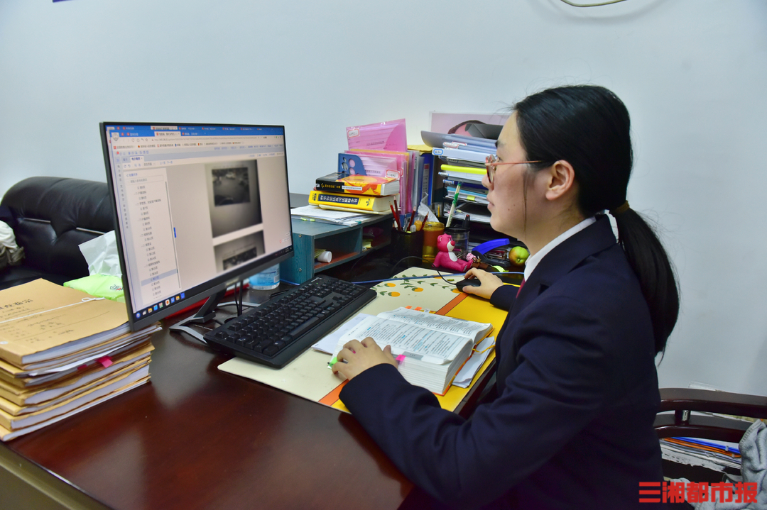 扫码送礼实为聚众扒窃，检察官提醒这个便宜贪不得