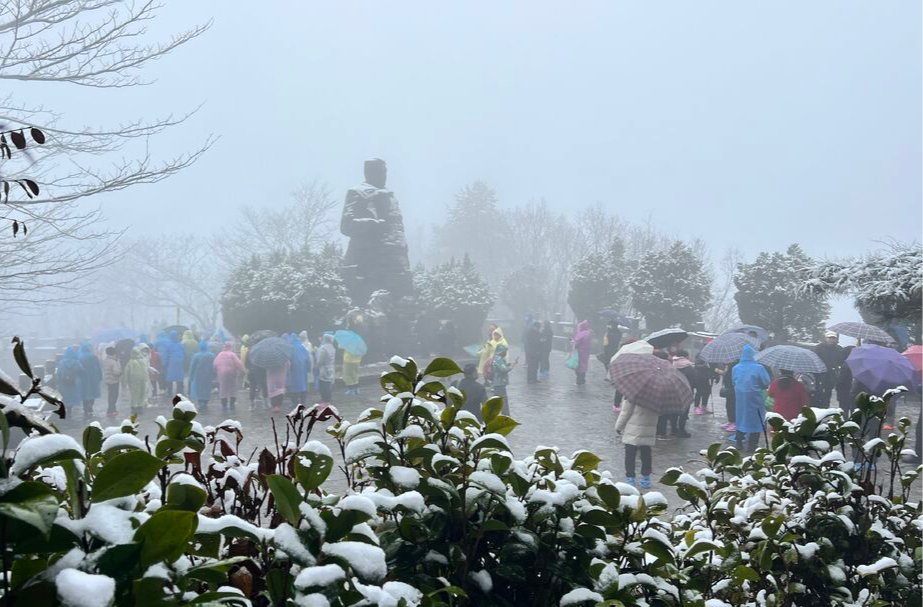 张家界春雪纷飞,武陵源变身“童话世界”