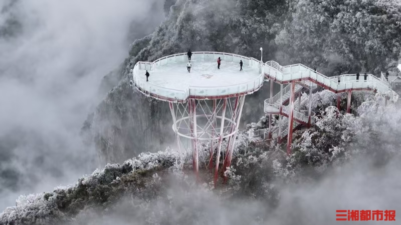 张家界七星山大范围降雪，原来白色可以这么美