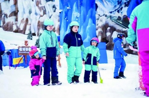冰雪场客流火爆，主题旅游线路受欢迎
