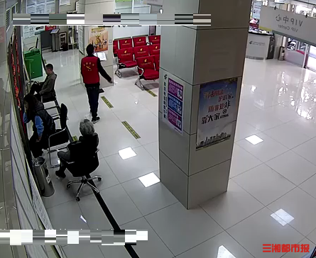 老人坐银行转椅摔伤起诉索赔10万元，法院：驳回