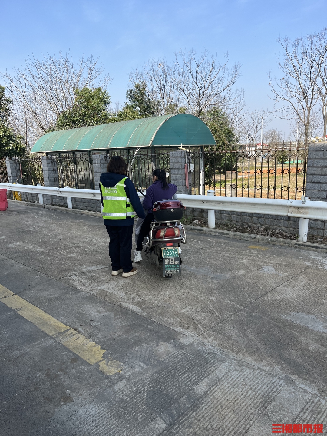 摩托车频闯收费站，长沙高速部门合力拦截劝阻