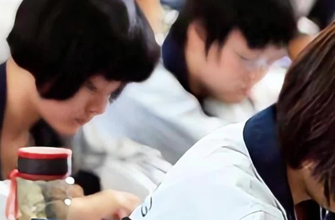 军哥说新闻丨谁偷走了孩子的睡眠？怎么让孩子睡个好觉