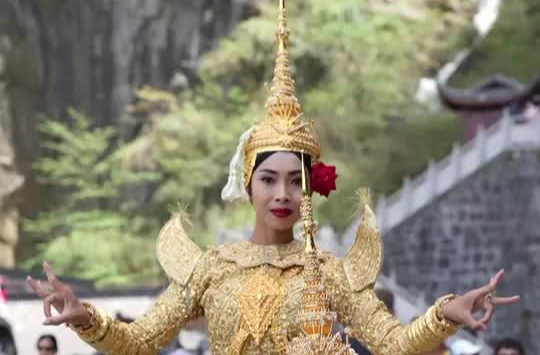 张家界天门山现国宝级柬埔寨“仙女舞”