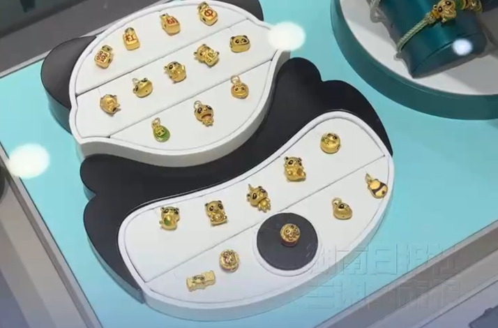 记者调查 | 金价持续高攀，多品牌“一口价”金饰上调价格