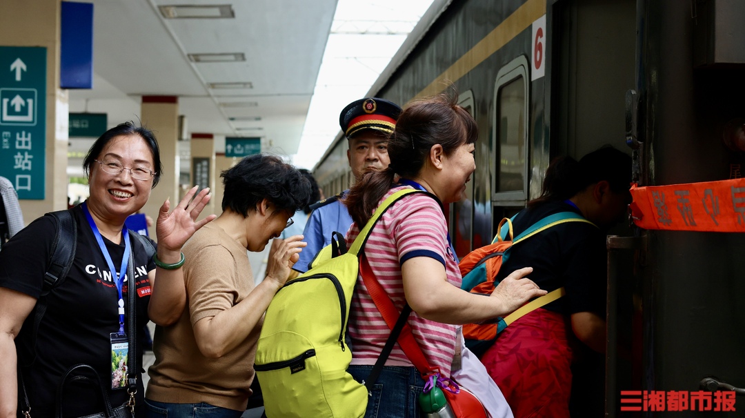湖南今年首趟“银发专列”发车！400余名老年旅客踏上西北之旅 
